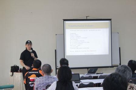 Managing Different Generation (kerja bareng IBMT dan HOS Chapter Surabaya)